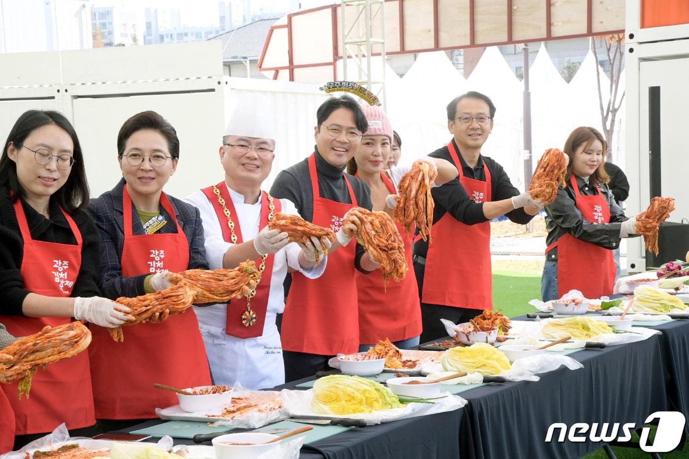 30일 오후 상무시민공원에서 열린 광주김치축제 사전행사 참가자들이 김치담그기 체험을 하고 있다.&#40;광주시 제공&#41;2023.10.30/뉴스1 