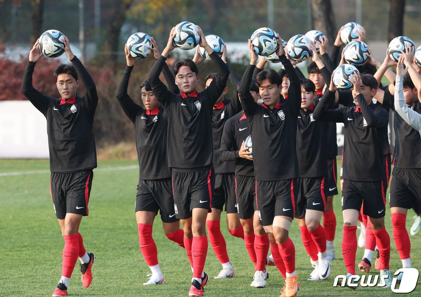 대한민국 U17 축구대표팀이 30일 경기도 파주 축구국가대표 트레이닝센터&#40;NFC&#41;에서 2023 국제축구연맹&#40;FIFA&#41; U17 월드컵 대비 최종 훈련을 하고 있다. 변성환 감독이 이끄는 U17 축구대표팀은 다음 달 12일 미국전을 시작으로 15일 프랑스, 18일 부르키나파소와 맞붙는다. 2023.10.30/뉴스1 ⓒ News1 김민지 기자