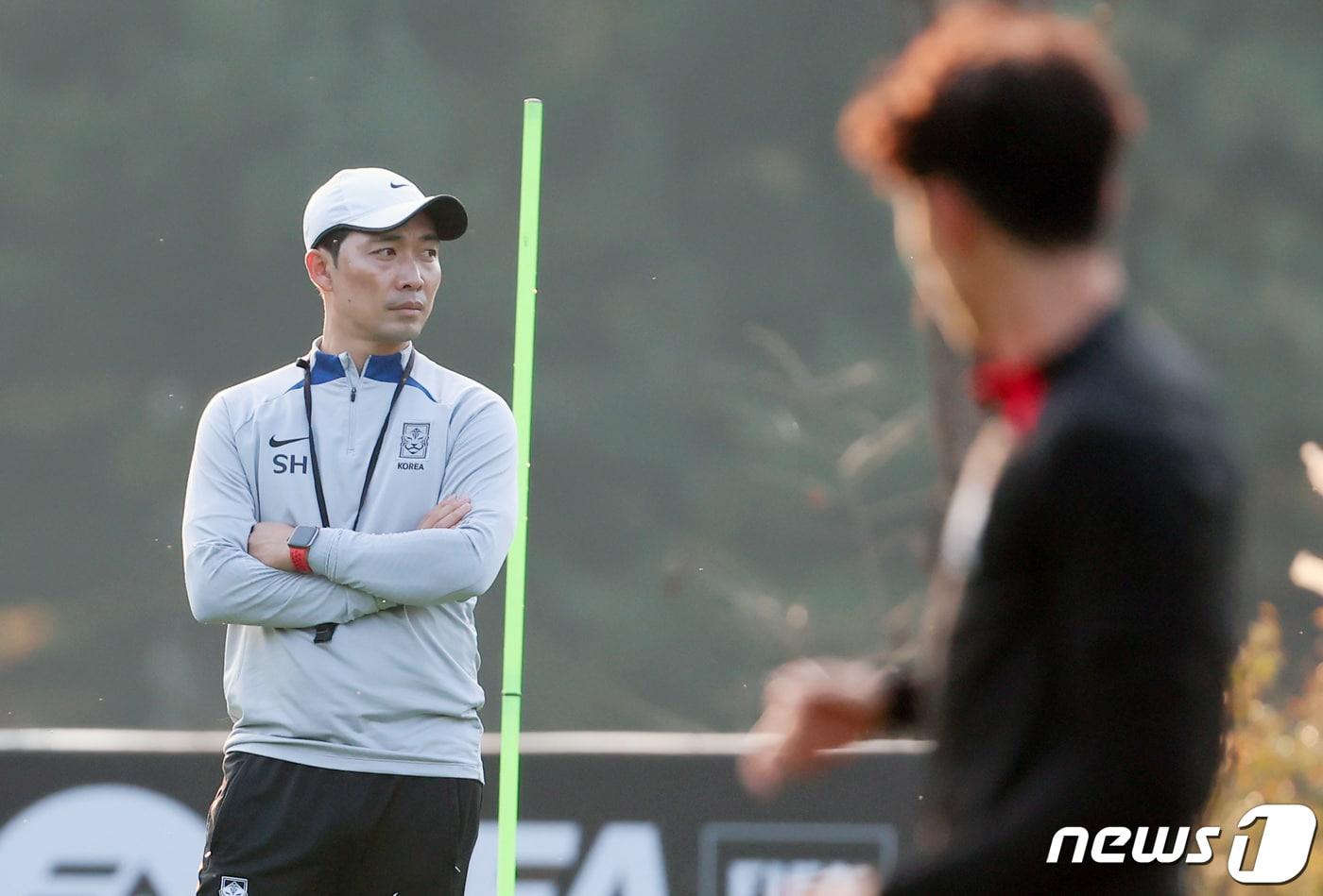 대한민국 U17 축구대표팀 변성환 감독이 30일 경기도 파주 축구국가대표 트레이닝센터&#40;NFC&#41;에서 2023 국제축구연맹&#40;FIFA&#41; U17 월드컵 대비 최종 훈련을 지켜보고 있다. U17 축구대표팀은 다음 달 12일 미국전을 시작으로 15일 프랑스, 18일 부르키나파소와 맞붙는다. 2023.10.30/뉴스1 ⓒ News1 김민지 기자