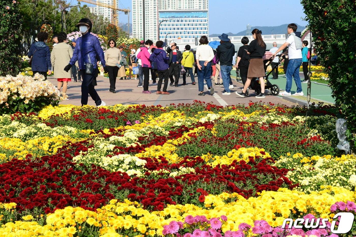 30일 창원시 마산합포구 3.15 해양누리공원 일원에서 열린 마산국화축제가 관광객으로 북적이고 있다. 2023.10.30 ⓒ 뉴스1 박민석 기자