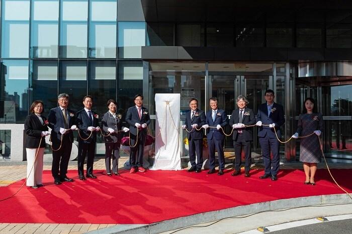 한국교통안전공단 본사에서 열린 모빌리티지원센터 개소식에서 참석자들이 제막식 행사 기념촬영을 하고 있다.&#40;한국교통안전공단 제공&#41;