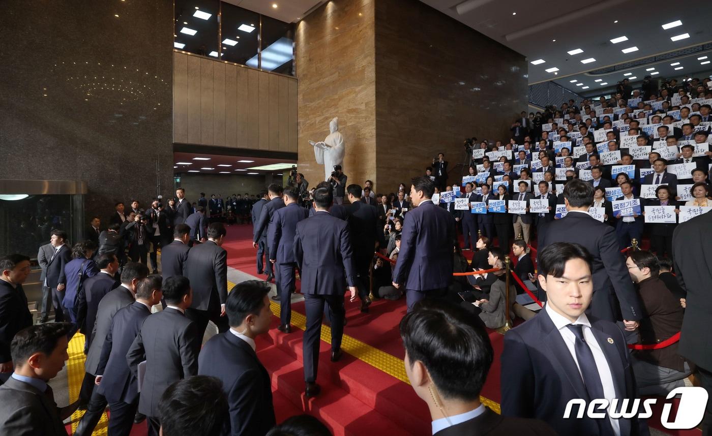 윤석열 대통령이 31일 내년도 정부예산안에 대한 시정연설을 하기 위해 서울 여의도 국회로 입장하며 피켓시위를 펼치는 민주당 의원들 앞을 지나고 있다. &#40;공동취재&#41; 2023.10.31/뉴스1 ⓒ News1 송원영 기자