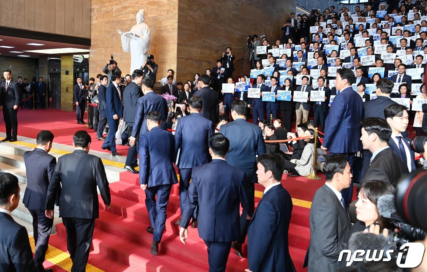 윤석열 대통령이 31일 내년도 정부예산안에 대한 시정연설을 하기 위해 서울 여의도 국회로 입장하며 피켓시위를 펼치는 민주당 의원들 앞을 지나고 있다. &#40;공동취재&#41; 2023.10.31/뉴스1 ⓒ News1 송원영 기자