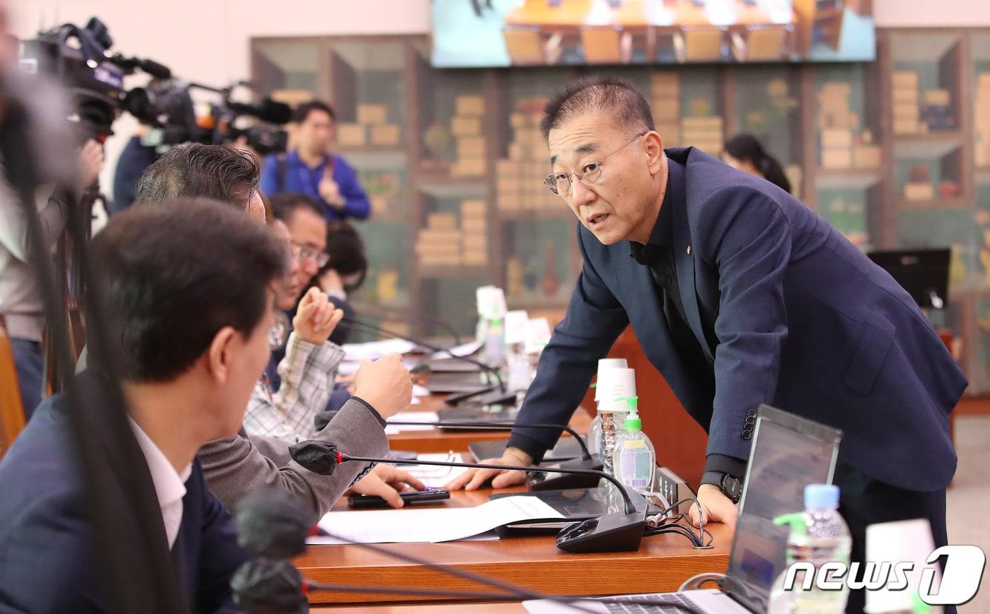 김윤덕 더불어민주당 문체위 간사가 31일 오전 서울 여의도 국회에서 열린 문화체육관광위원회 전체회의에서 민주당 의원들과 이야기를 나누고 있다. 2023.10.31/뉴스1 ⓒ News1 임세영 기자