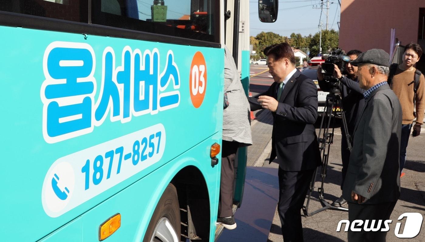 31일 오전 제주시 애월읍 수산리에서 오영훈 제주도지사를 비롯한 승객들이 &#39;옵서버스&#39;를 타고 있다. 이날 개통한 &#39;옵서버스&#39;는 승객이 전화나 앱을 통해 호출하는 수요응답형&#40;DRT, Demand Responsive Transit&#41; 버스다. 2023.10.31/뉴스1 ⓒ News1 고동명 기자