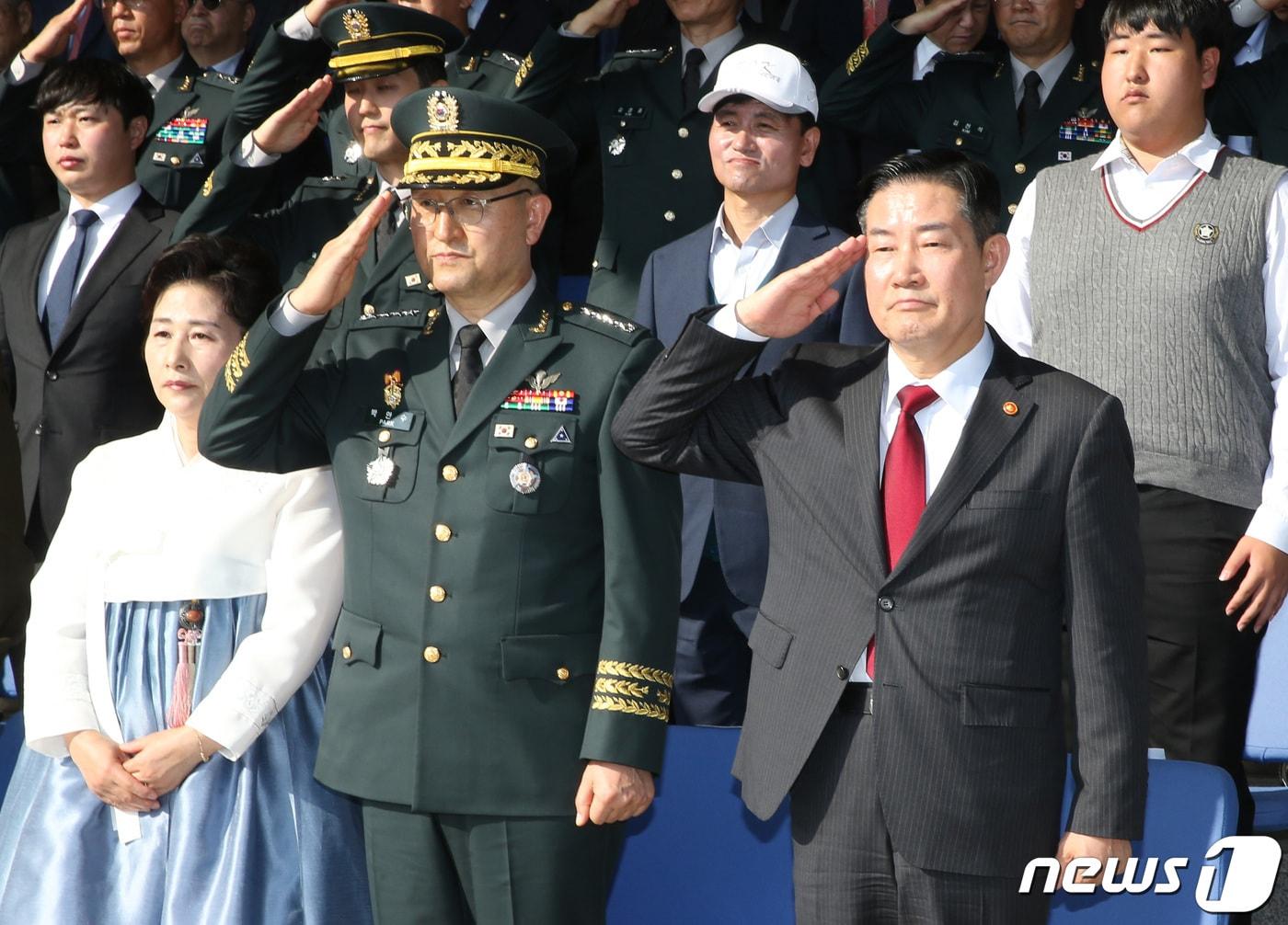 신원식 국방부 장관&#40;오른쪽&#41;과 박안수 육군참모총장. 2023.10.31/뉴스1 ⓒ News1 김기태 기자