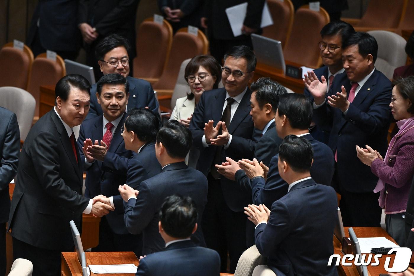 윤석열 대통령이 31일 국회 본회의장에서열린 2024년도 예산안 및 기금운용 계획안에 대한 시정연설을 마친 후 의원들과 인사하고 있다. &#40;대통령실 제공&#41; 2023.10.31/뉴스1 ⓒ News1 오대일 기자