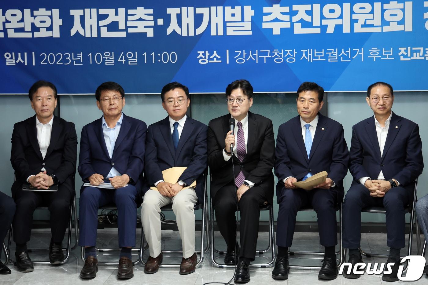 홍익표 더불어민주당 원내대표가 4일 오전 서울 강서구 진교훈 강서구청장 보궐선거 후보 사무실에서 열린 &#39;고도제한완화 재건축·재개발 추진위원회 정책 간담회&#39;에서 인사말을 하고 있다.&#40;자료사진&#41; 2023.10.4/뉴스1 ⓒ News1 황기선 기자