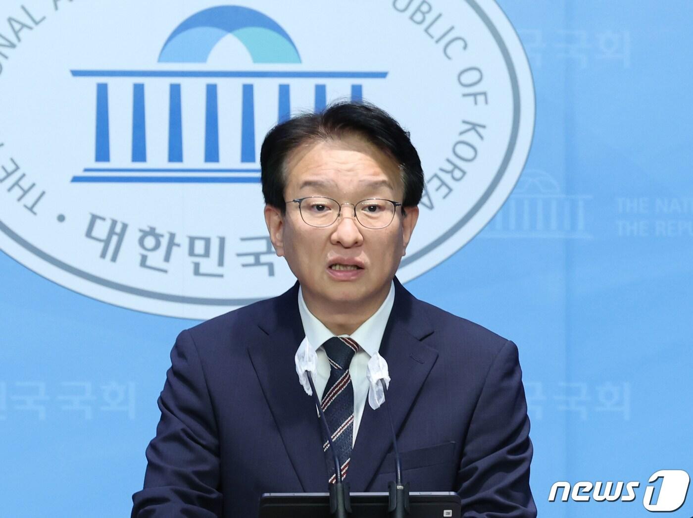 권칠승 더불어민주당 수석대변인이 4일 오전 서울 여의도 국회 소통관에서 &#39;영수회담&#39; 제안 관련 브리핑을 하고 있다. 2023.10.4/뉴스1 ⓒ News1 송원영 기자