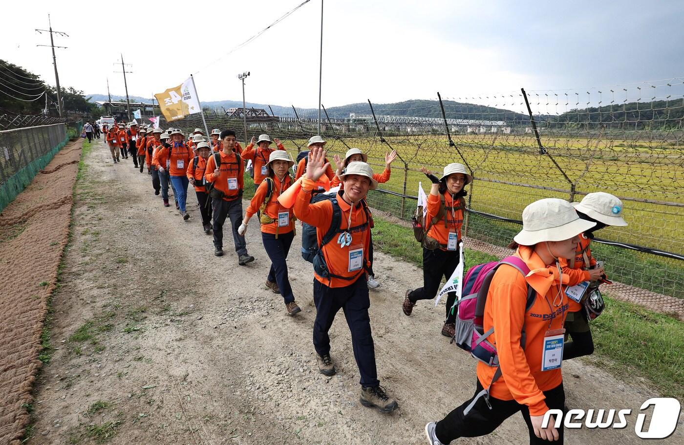 4일 오후 경기 파주시 임진각 평화누리공원에서 DMZ 자유·평화 대장정 참가자들이 출정식을 마치고 민북지역 생태탐방로를 따라 걷고 있다. &#40;기사와 무관&#41; 2023.10.4/뉴스1 ⓒ News1 구윤성 기자