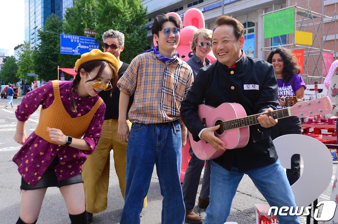 제20회 추억의 충장축제 개막을 하루 앞둔 4일 오후 광주 동구 금남로 일대에서 임택 광주 동구청장이 축제를 홍보하고 있다. 충장축제는 5일부터 9일까지 닷새간 금남로, 충장로, 예술의거리 등에서 뜨거운 열기로 충장의 가치를 빛낸다는 &#39;충장발光&#40;광&#41;&#39;을 주제로 열린다. 2023.10.4/뉴스1 ⓒ News1 이승현 기자