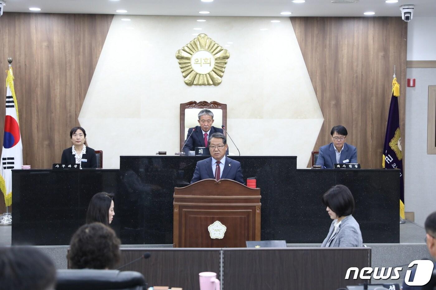 김주성 충북 괴산군의회 의원이 4일 개회한 324회 괴산군의회 임시회 1차 본회의에서 5분 자유발언을 하고 있다.&#40;괴산군의회 제공&#41;/뉴스1