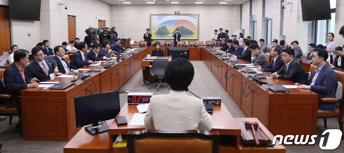 백혜련 국회 정무위원장이 4일 오후 서울 여의도 국회에서 열린 정무위원회 전체회의를 주재하고 있다. 2023.10.4/뉴스1 ⓒ News1 임세영 기자