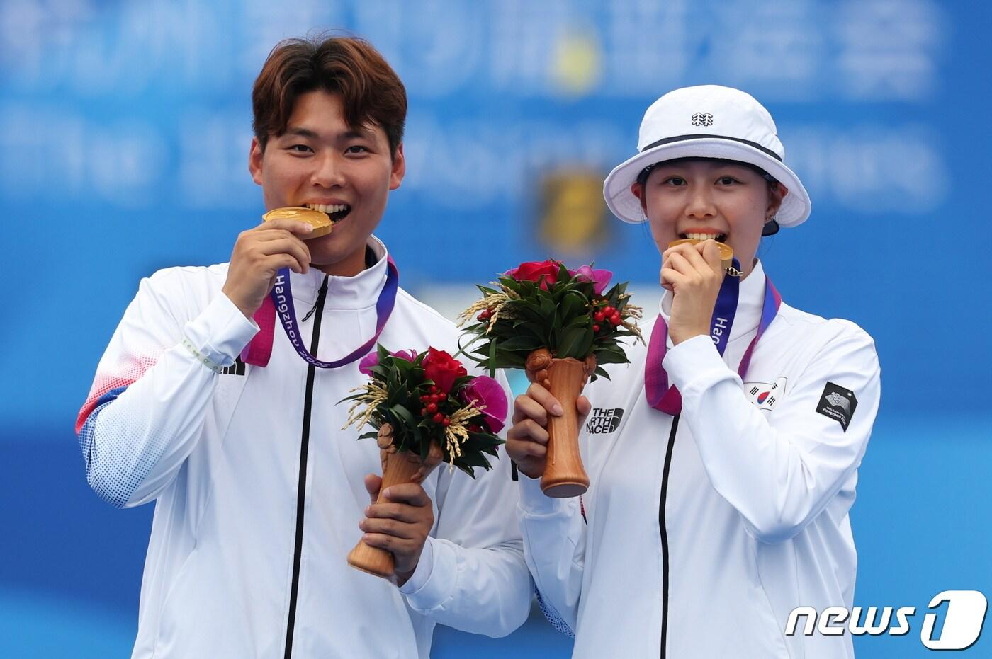 임시현과 이우석이 4일 중국 항저우 푸양 인후 스포츠센터 양궁장에서 열린 2022 항저우 아시안게임 양궁 리커브 혼성 일본과의 결승전에서 금메달을 확정지은 뒤 시상대에 올라 세리머니를 하고 있다. 2023.10.4/뉴스1 ⓒ News1 유승관 기자