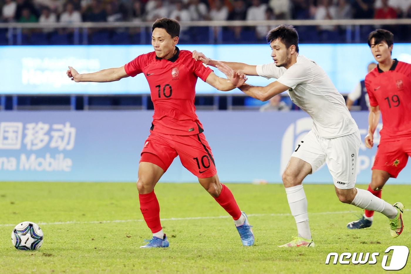 4일 오후 중국 항저우 황룽 스포츠센터 스타디움에서 열린 2022 항저우 아시안게임 남자 축구 대한민국과 우즈베키스탄의 4강전에서 대한민국 조영욱이 몸싸움을 벌이고 있다. 2023.10.4/뉴스1 ⓒ News1 민경석 기자