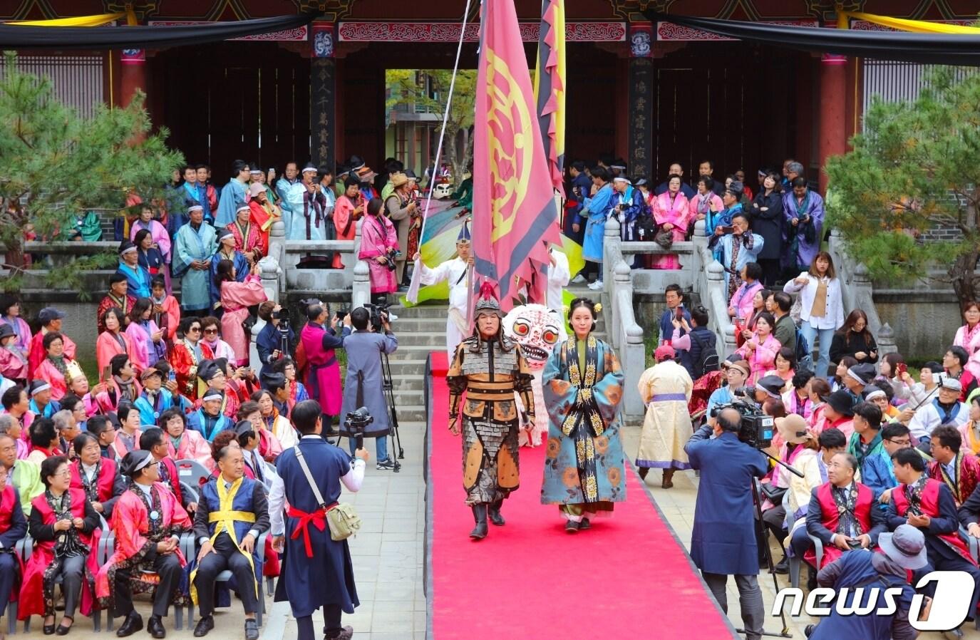  지난해 열린 24회 단양온달문화축제에서 온달장군과 평강공주 복장을 한 행렬이 입장하고 있다.&#40;충북도 제공&#41;/뉴스1