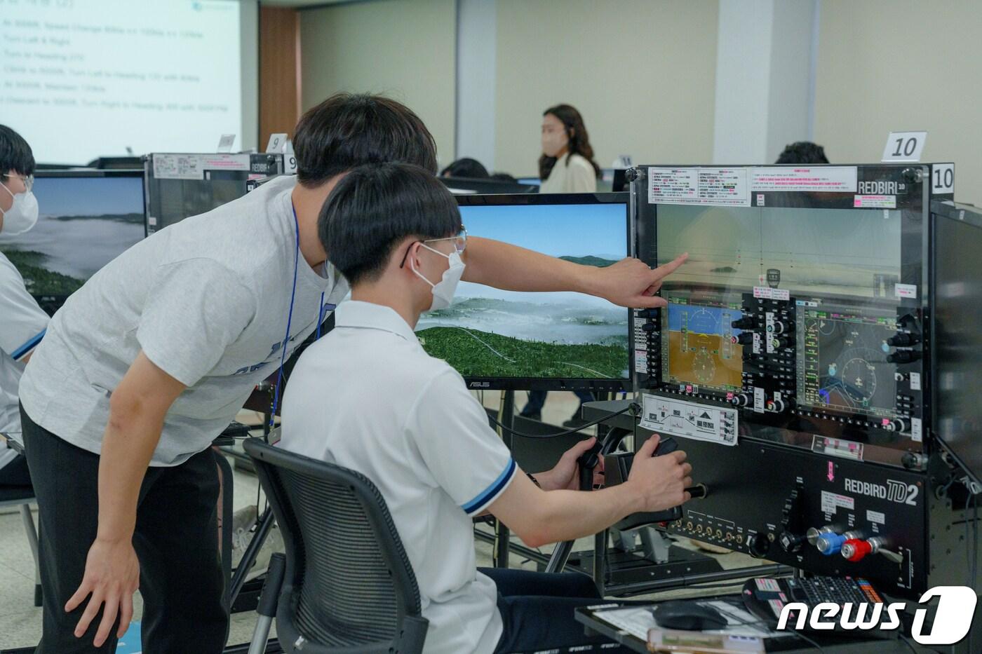 한국항공대가 운영하는 중고등학생 항공캠프에 참가한 학생들이 모의 비행을 체험하고 있다. &#40;항공대 제공&#41;