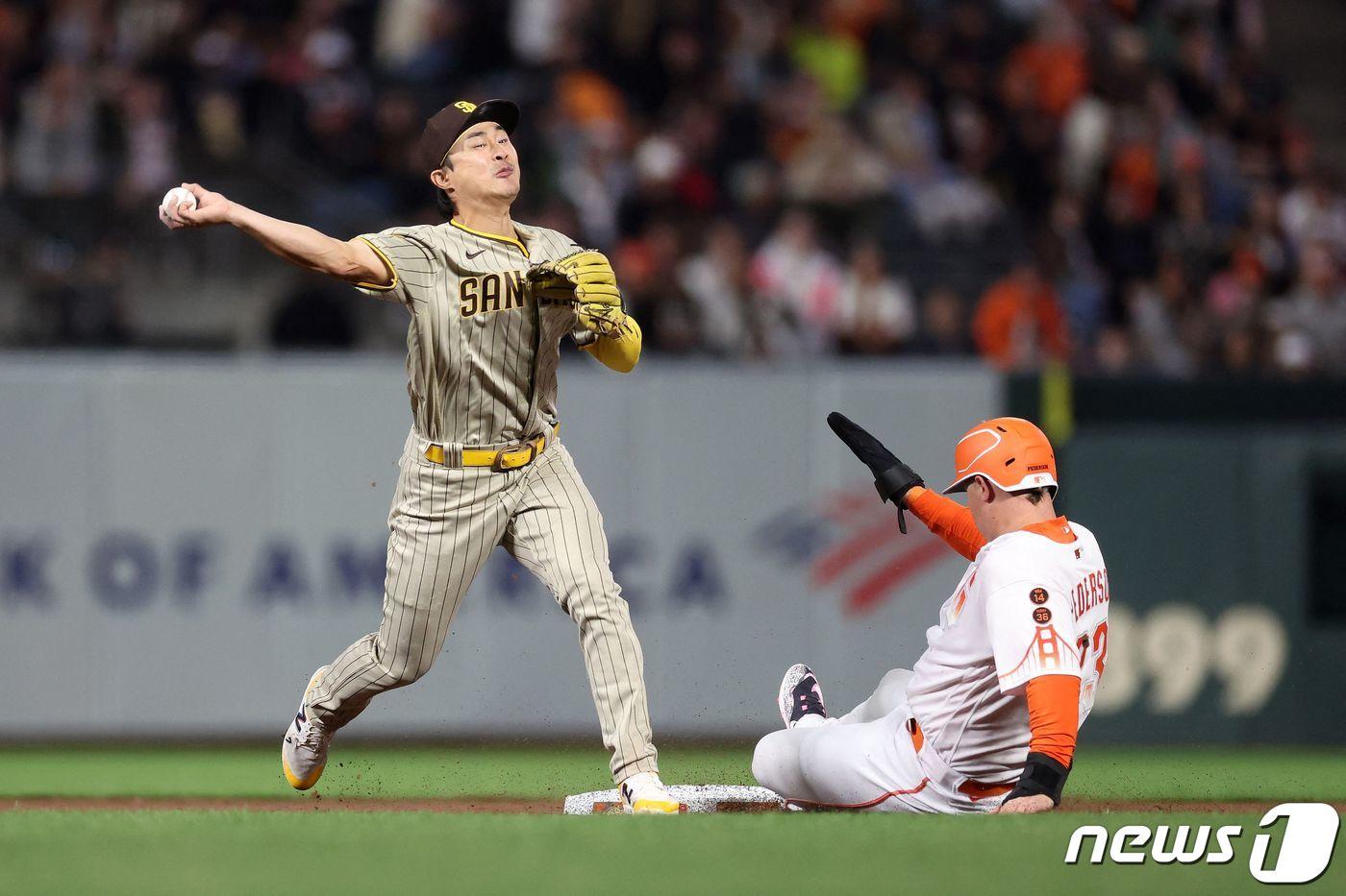 김하성이 2023년 9월26일 샌프란시스코와의 경기에서 공을 던지고 있다. ⓒ AFP=뉴스1 ⓒ News1 김지현 기자