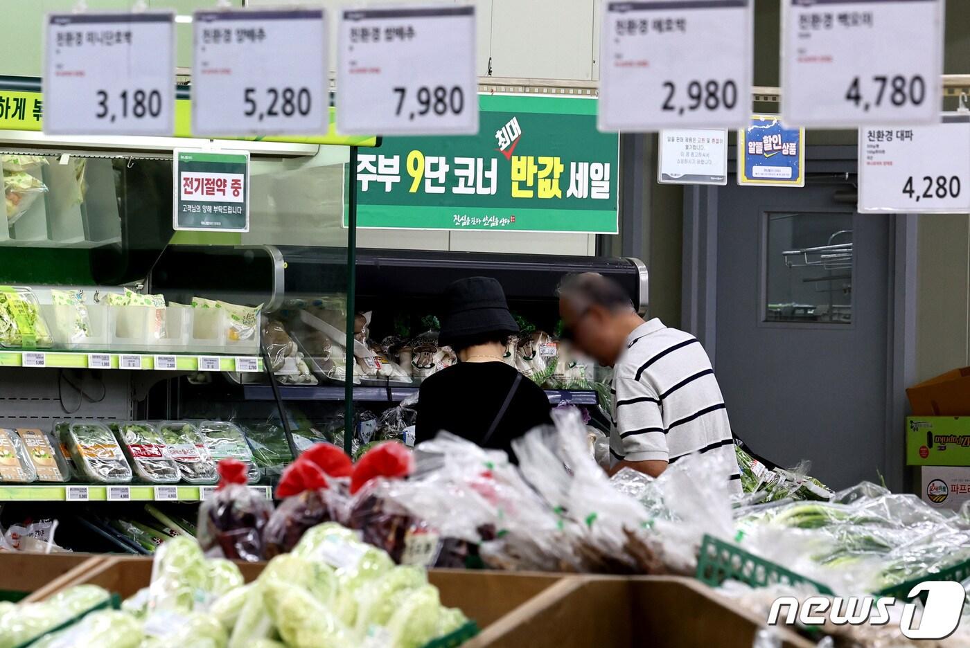 5일 서울시내의 한 대형마트 할인 매대에서 시민들이 농산물을 고르고 있다. 이날 통계청이 발표한 &#39;9월 소비자물가동향&#39;에 따르면 지난달 소비자물가지수는 112.99&#40;2020=100&#41;로 전년 동월 대비 3.7% 상승했다. 이는 지난 4월&#40;3.7%&#41; 이후 5개월 만에 가장 높은 상승률이다. 2023.10.5/뉴스1 ⓒ News1 구윤성 기자