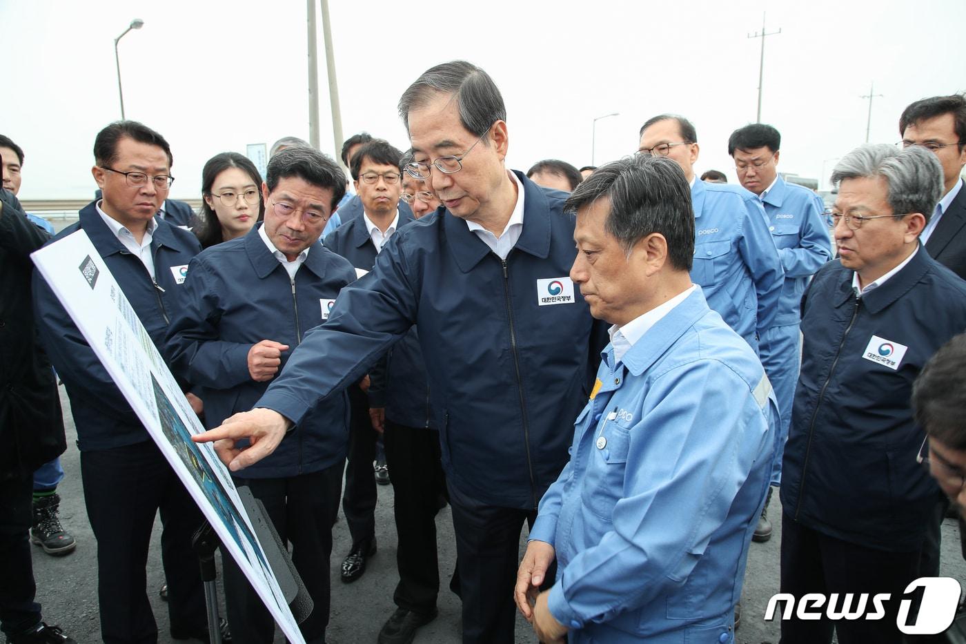 지난 4월19일 한덕수 국무총리가 국가산단내 동호안을 방문해 김학동 포스코 부회장으로부터 현황 설명을 듣고 있다.&#40;광양시 제공02023.10.5/ 