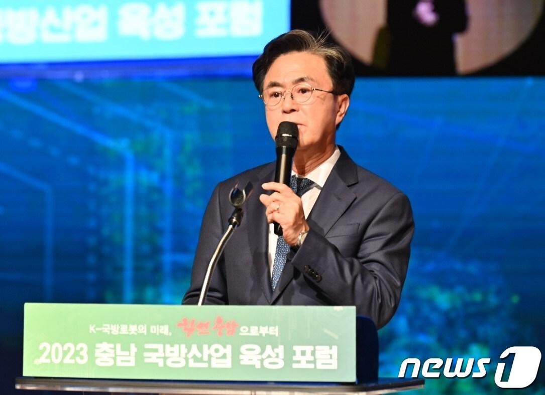 5일 김태흠 지사가 논산아트센터 대공연장에서 열린 국방산업 육성 포럼에서 기조연설을 하고 있다.&#40;충남도 제공&#41;/뉴스1