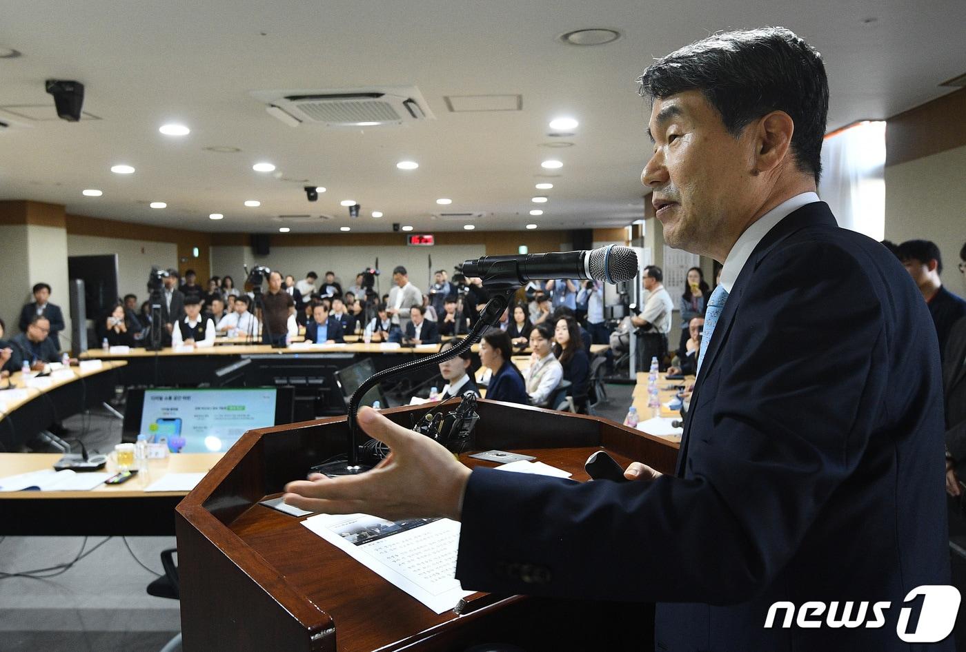 이주호 사회부총리 겸 교육부 장관이 5일 오후 세종시 정부세종청사에서 열린 &#39;함께 학교&#39;를 위한 교육 3주체&#40;교원, 학생, 학부모&#41;간담회에 참석해 발언하고 있다.2023.10.5/뉴스1 ⓒ News1 김기남 기자