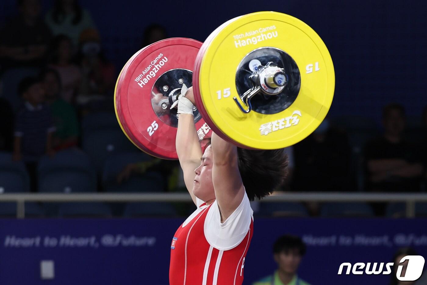 5일 오후 중국 항저우 샤오산 스포츠센터에서 열린 2022 항저우 아시안게임 여자 역도 76kg급 그룹 A 경기에서 북한 송국향이 용상 3차 시기 150kg의 바벨을 들어올리고 있다. 2023.10.5/뉴스1 ⓒ News1 민경석 기자