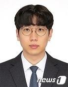 &#39;2023 공직문학상 작품공모전&#39; 시상식에서 순수문학 시조부문 은상을 수상한 충북교육청 오성균 주무관./뉴스1