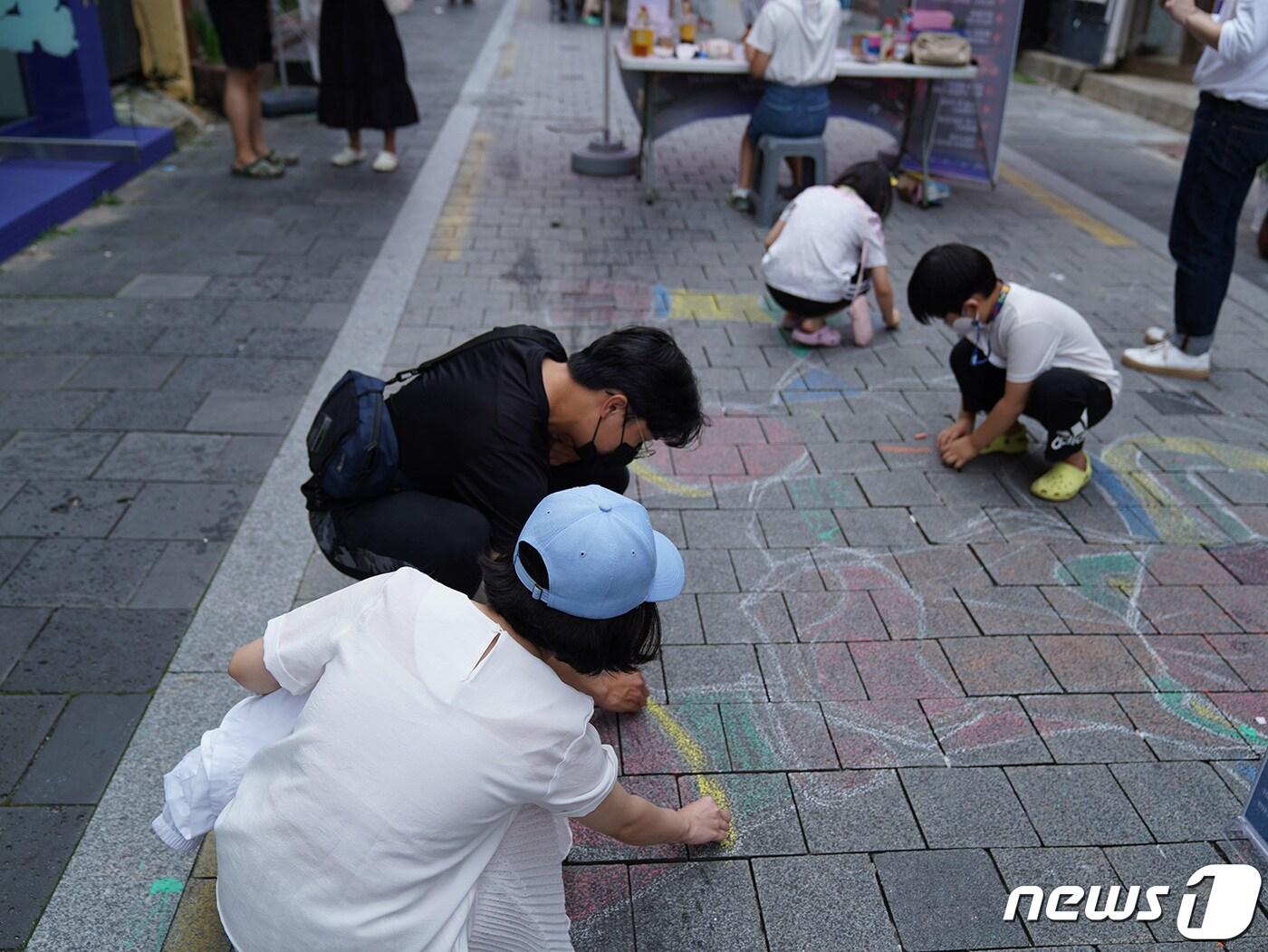 지난해 열린 &#39;산격골목축제&#39; 참가자들이 바닥에 그림을 그리는 활동을 하고 있다. &#40;대구 북구 제공&#41;