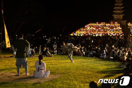  6일 충북 충주시는 시립택견단이 아파트 단지를 찾아 옛택견판을 펼친다고 밝혔다. 사진은 지난해 문화재야행 택견판 모습.&#40;충주시 제공&#41;2023.10.6/뉴스1