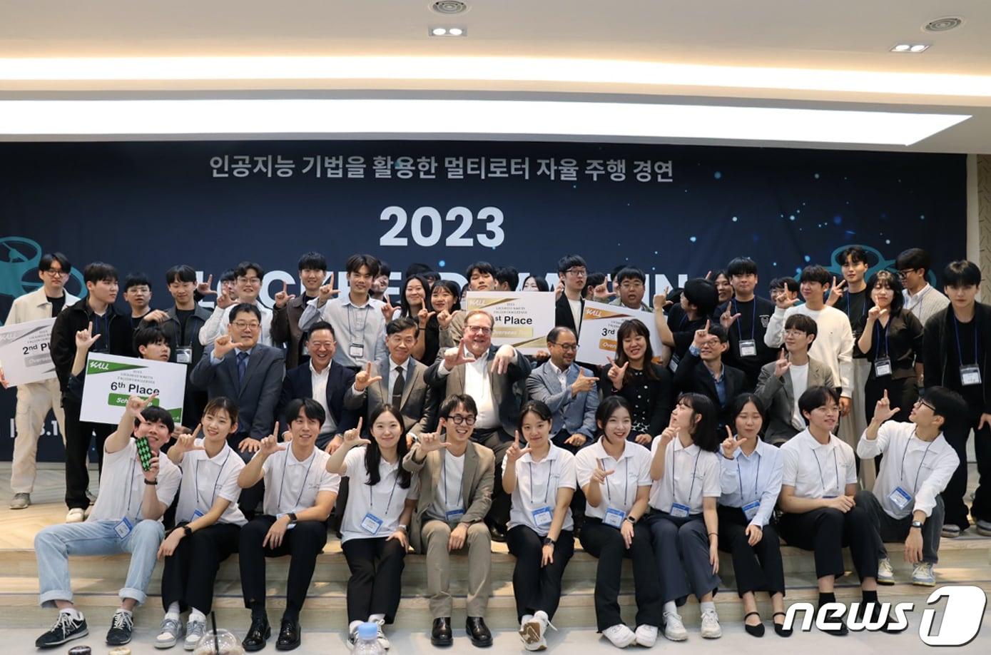 지난 5일 한국항공대와 록히드마틴이 공동 주최한 ‘2023 록히드마틴 팰콘 챌린저’ 행사에 참가한 한국항공대 교직원 및 학생들과 록히드마틴 임직원들이 기념촬영을 하고 있다. &#40;항공대 제공&#41;