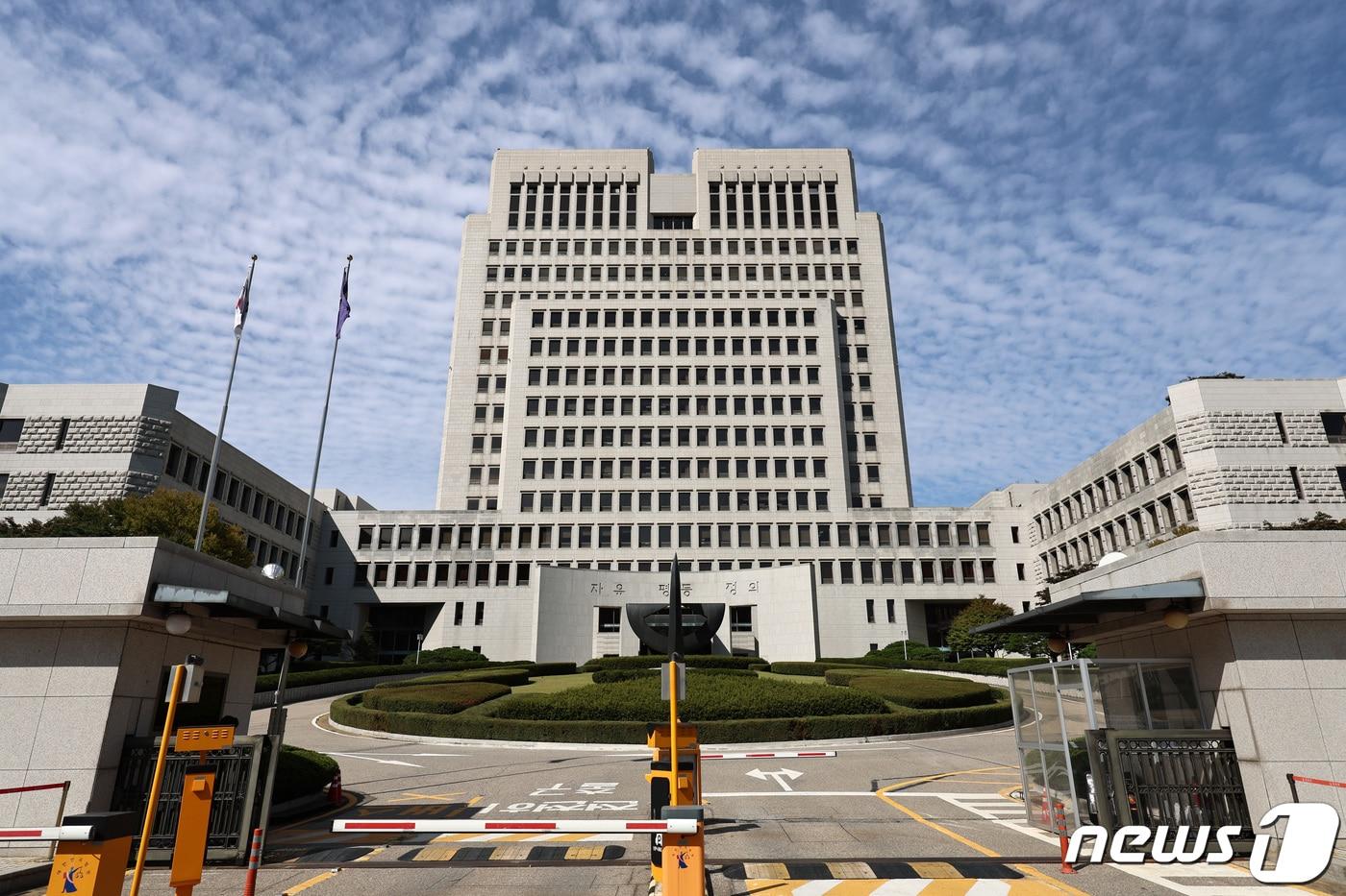 이균용 대법원장 후보자에 대한 임명동의안이 국회 본회의에서 부결된 6일 서울 서초구 대법원의 모습. 대법원장 임명동의안이 국회에서 부결된 것은 지난 1988년 정기승 대법관 이후 35년 만이다. 2023.10.6/뉴스1 ⓒ News1 구윤성 기자