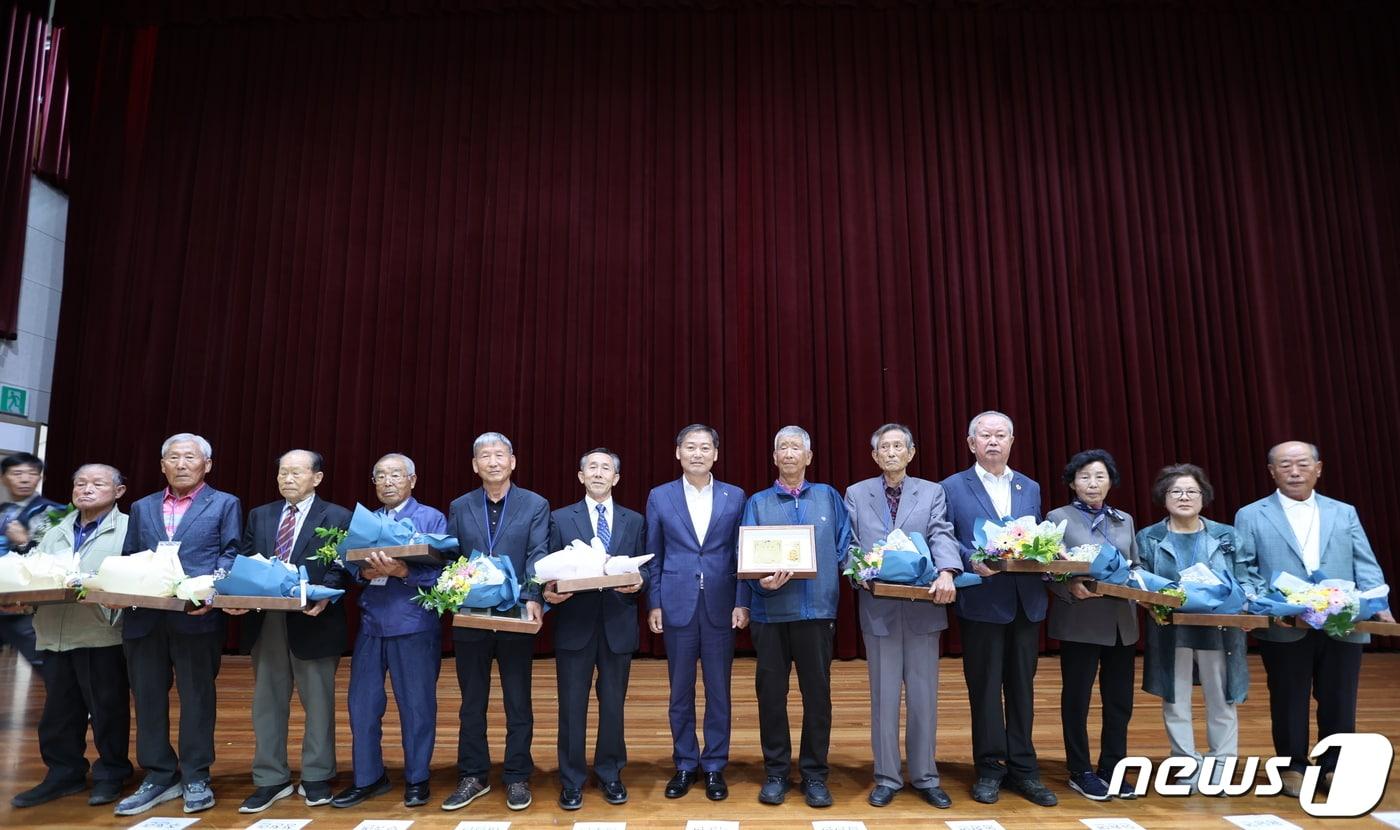 6일 전북 진안군은 문예체육회관에서 ‘제27회 노인의 날’기념식을 개최한 가운데 모범 어르신 표창을 하고 있다.&#40;진안군제공&#41;2023.10.6/뉴스1