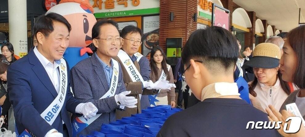 도로공사 대구경북본부와, 대구국토관리사무소, 한국교통안전공단 대구경북본부, 도로교통공단 대구광역시지부, 전국화물자동차공제조합 대구지부·경북지부 등 대구경북지역 교통안전 6개 유관기관이 6일 칠곡휴게소에서 교통안전캠페인을 벌이고 있다. &#40;도로공사 제공&#41; 2023.10.6/뉴스1