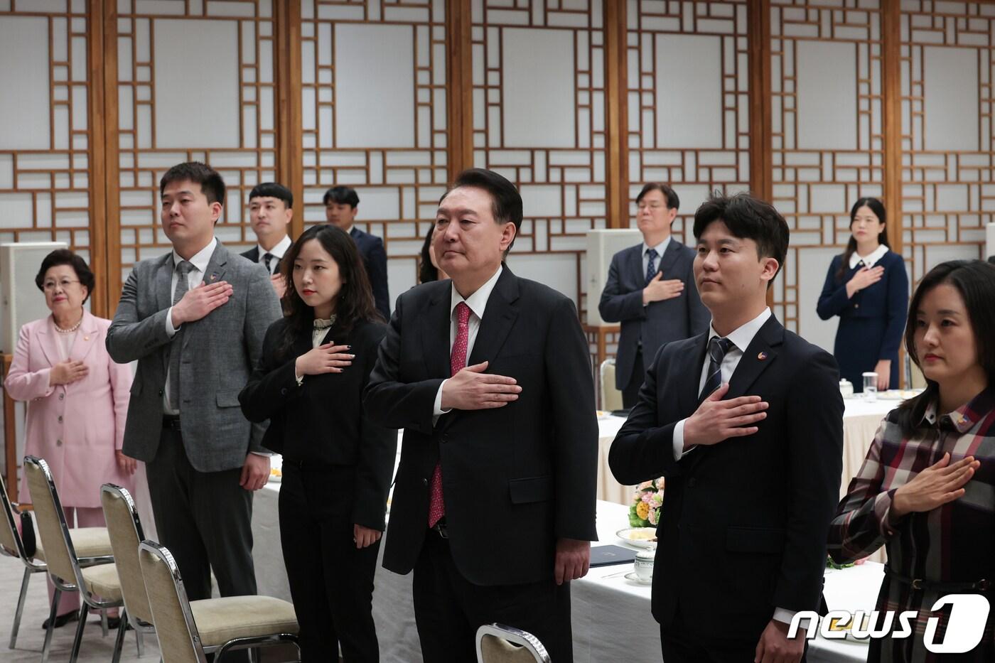 윤석열 대통령이 6일 오후 용산 대통령실에서 열린 교권 보호 4법 개정 계기 유‧초‧중‧고‧특수학교 현장 교원과의 대화에서 국기에 대한 경례를 하고 있다. &#40;대통령실 제공&#41; 2023.10.6/뉴스1 ⓒ News1 안은나 기자