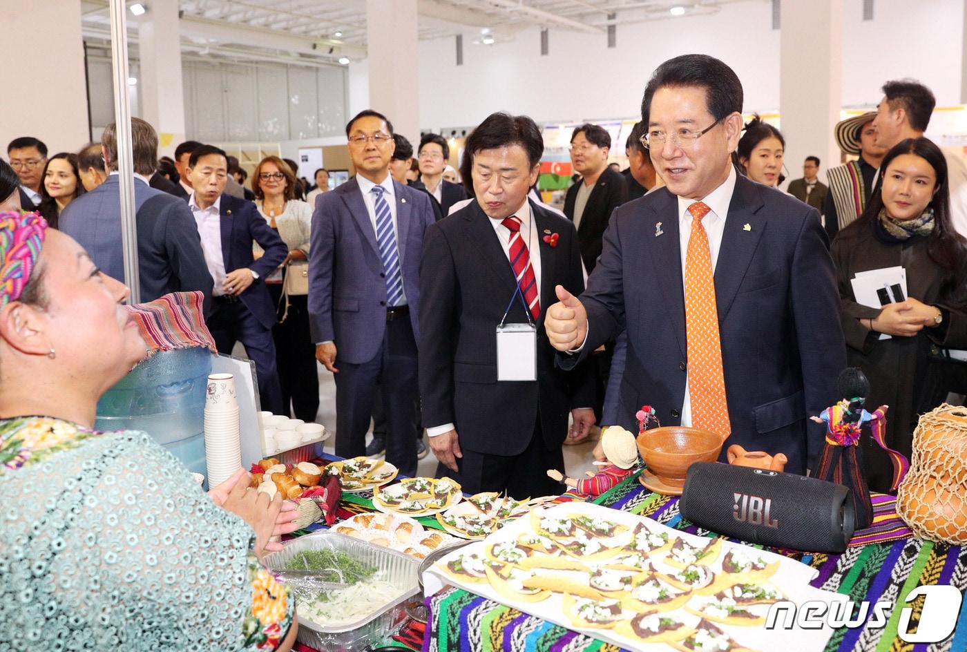 김영록 전라남도지사가 6일 오후 여수세계박람회장에서 남도의 맛! 세계를 잇다!를 주제로 열린 제29회 국제남도음식문화큰잔치에서 국제 음식 전시관을 둘러보고 있다.&#40;전남도 제공&#41; 2023.10.6/뉴스1 