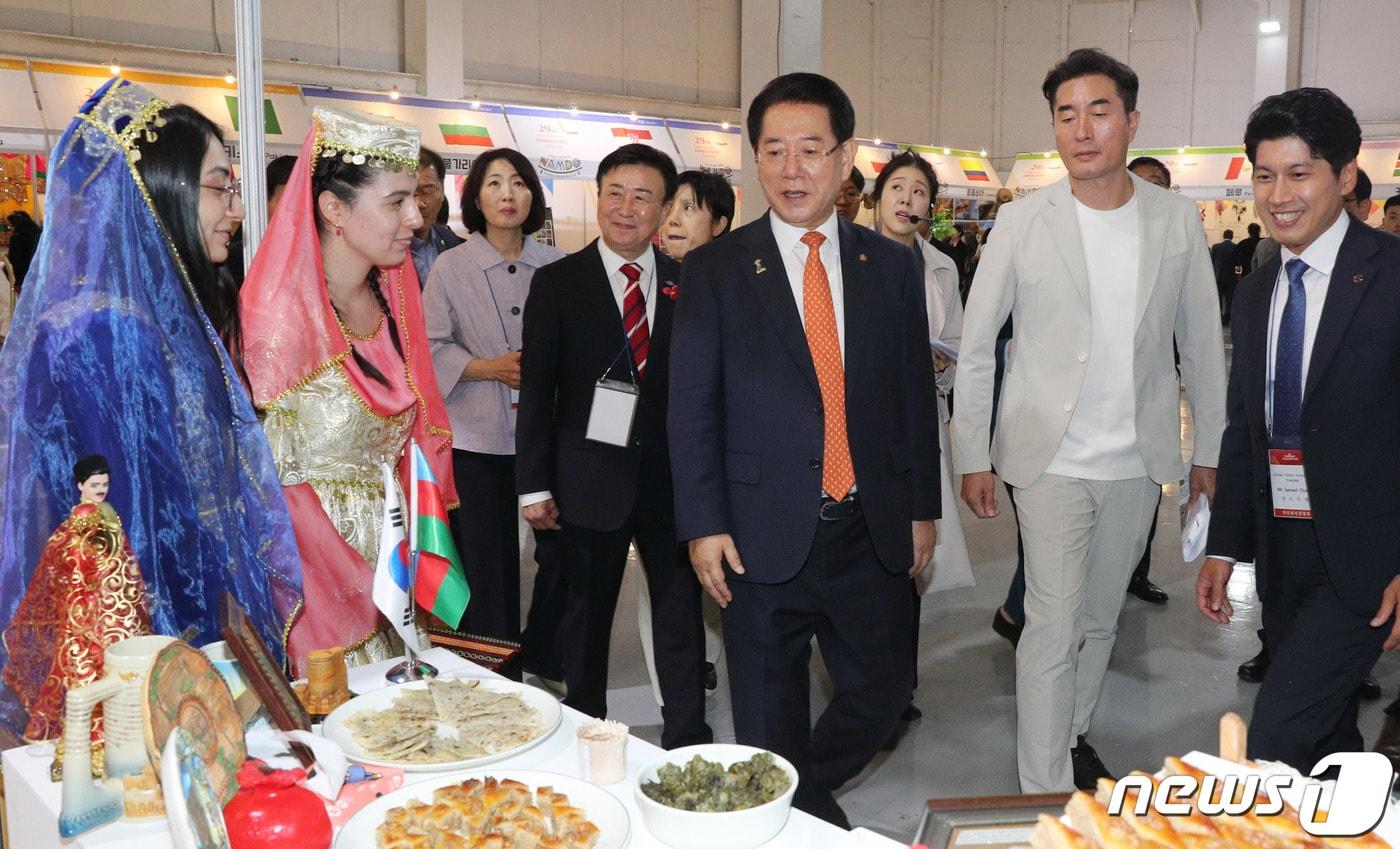 김영록 전라남도지사가 6일 오후 여수세계박람회장에서 남도의 맛! 세계를 잇다!를 주제로 열린 제29회 국제남도음식문화큰잔치에서 국제 음식 전시관을 둘러보고 있다.&#40;전남도 제공&#41; 2023.10.6/뉴스1