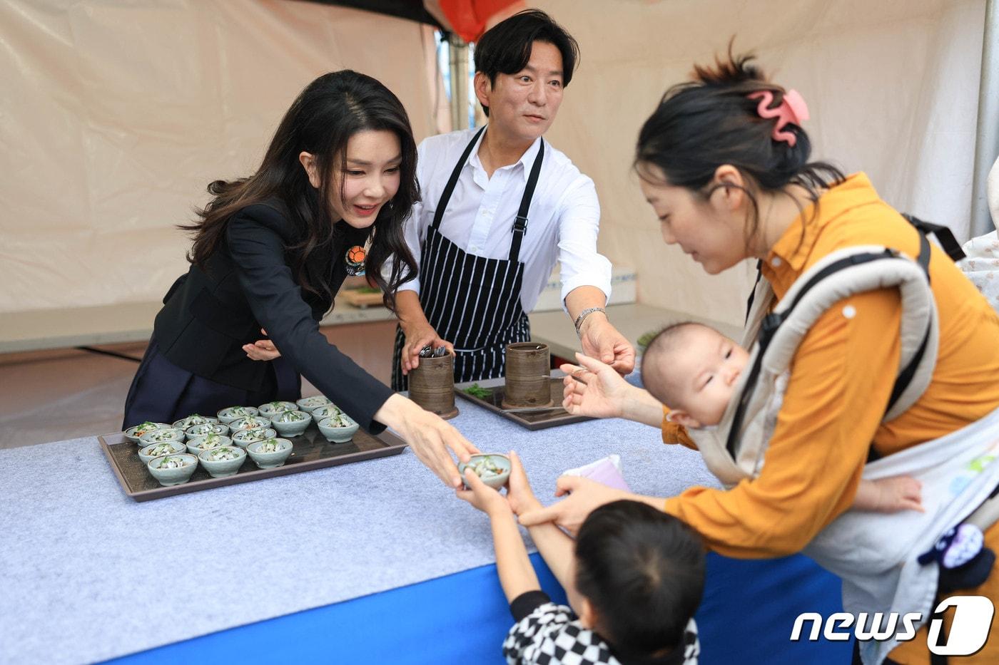 김건희 여사가 6일 오후 제주 서귀포항에서 열린 제4회 서귀포 은갈치 축제 개막식에 참석해 강레오 쉐프와 시민들에게 시식용 은갈치회를 나눠주고 있다. &#40;대통령실 제공&#41; 2023.10.6/뉴스1 ⓒ News1 안은나 기자