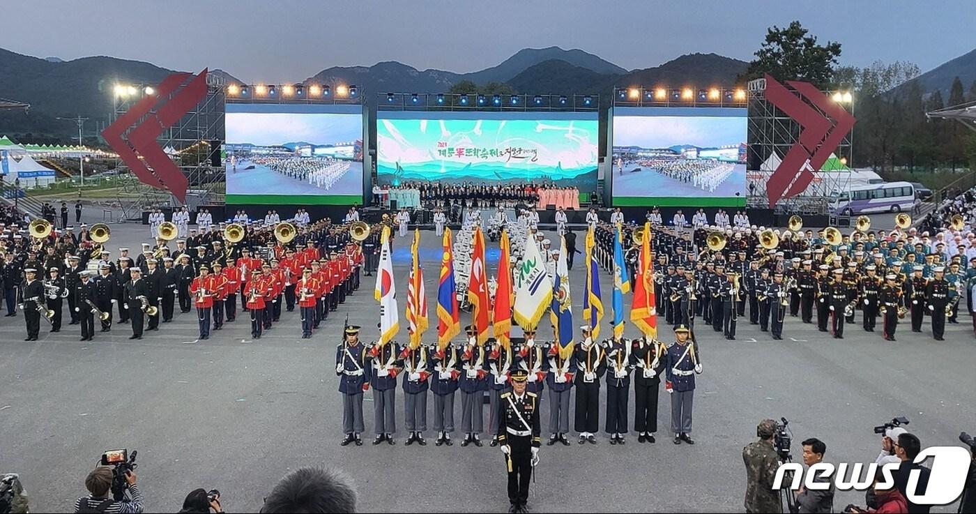 ‘2023계룡군문화축제’ 개막식에서 육군·해군 군악대와 공군 의장대, 미8군 등 해외군악대가 입장하고 있다. 2023.10.6/뉴스1 ⓒNews1 송원섭 기자