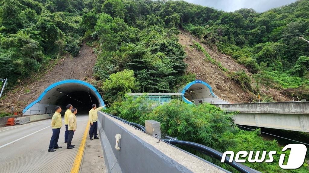 산사태로 양방향 통행이 전면 통제된 국도 19호선 보은 봉계터널  일대. &#40;보은군 제공&#41; /뉴스1