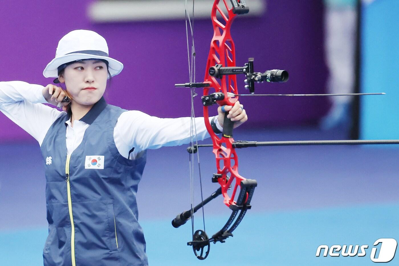 7일 오전 중국 항저우 푸양 인후 스포츠센터 양궁장에서 열린 2022 항저우 아시안게임 양궁 컴파운드 여자 개인전 인도와의 결승에서 대한민국 소채원이 활시위를 놓고 있다. 소채원은 이날 경기에서 인도의 조띠 수레카 벤남에게 패해 은메달을 확정지었다. 2023.10.7/뉴스1 ⓒ News1 민경석 기자