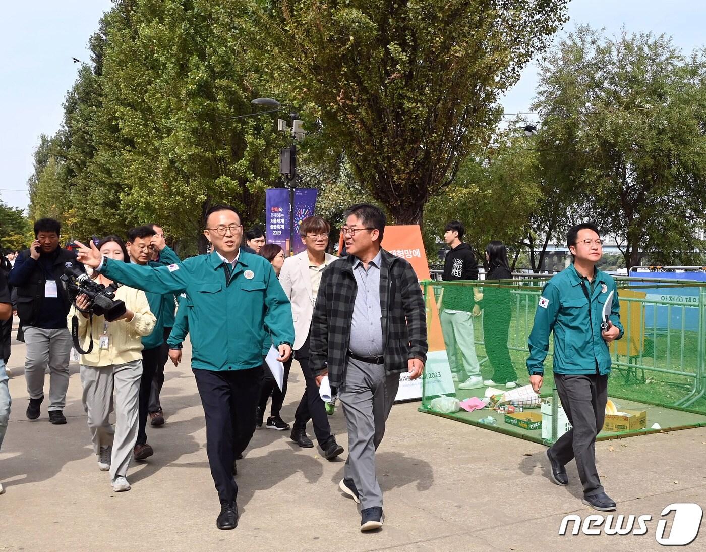 이한경 행정안전부 재난안전관리본부장이 서울 여의도에서 2023 서울세계불꽃축제 현장 점검을 하고 있다. &#40;행정안전부 제공&#41; 2023.10.7/뉴스1 ⓒ News1 장수영 기자