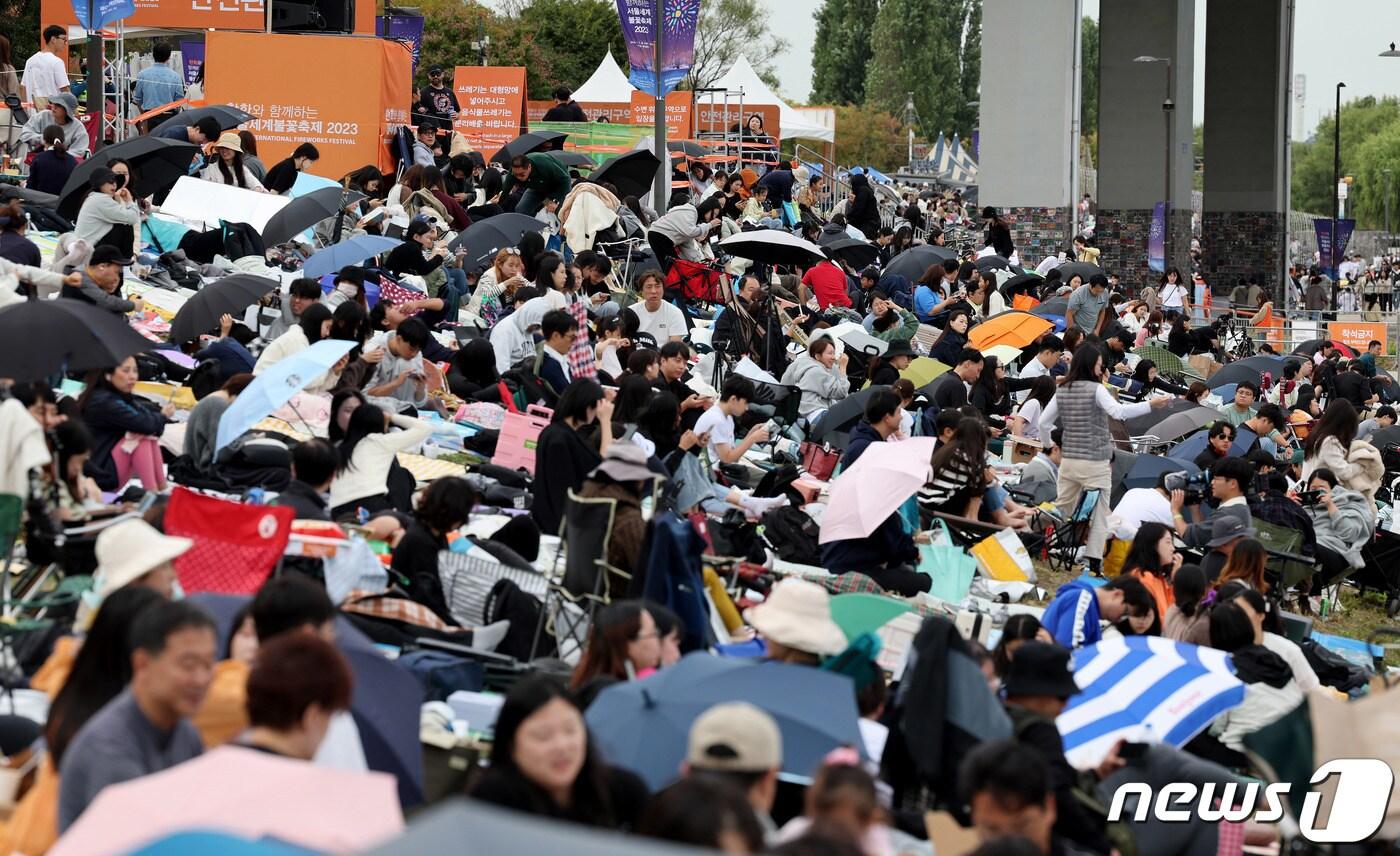 7일 오후 서울 여의도 한강공원에서 열린 &#39;2023 서울세계불꽃축제&#39; 행사장이 관람객들로 붐비고 있다. 올해 축제는 &#39;다채로운 색깔로 내일의 세상을 환하게 비추는 밝은 미래&#39;&#40;Lights of Tomorrow&#41;라는 주제로 열린다. 2023.10.7/뉴스1 ⓒ News1 장수영 기자