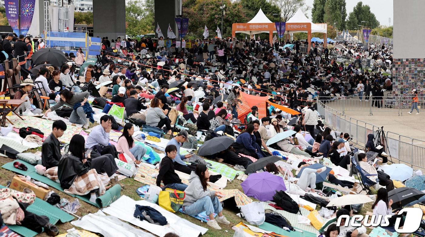 7일 오후 서울 여의도 한강공원에서 열린 &#39;2023 서울세계불꽃축제&#39; 행사장이 관람객들로 붐비고 있다.  2023.10.7/뉴스1 ⓒ News1 