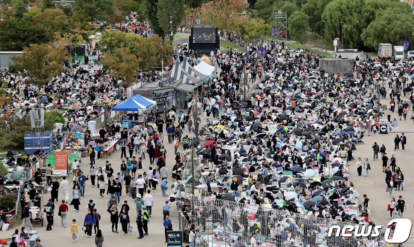 7일 오후 서울 여의도 한강공원에서 열린 &#39;2023 서울세계불꽃축제&#39; 행사장이 관람객들로 붐비고 있다. 올해 축제는 &#39;다채로운 색깔로 내일의 세상을 환하게 비추는 밝은 미래&#39;&#40;Lights of Tomorrow&#41;라는 주제로 열린다. 2023.10.7/뉴스1 ⓒ News1 장수영 기자