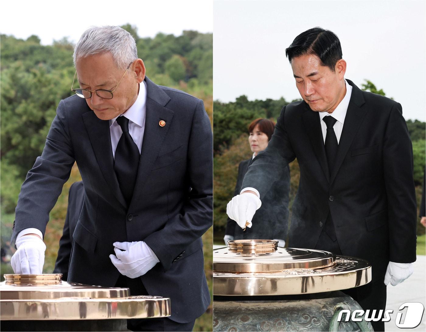 유인촌 문화체육관광부 장관&#40;왼쪽&#41;과 신원식 신임 국방부 장관이 7일 서울 동작구 국립서울현충원 현충탑에서 분향을 하고 있다. &#40;문화체육관광부, 국방부 제공&#41; 2023.10.7/뉴스1