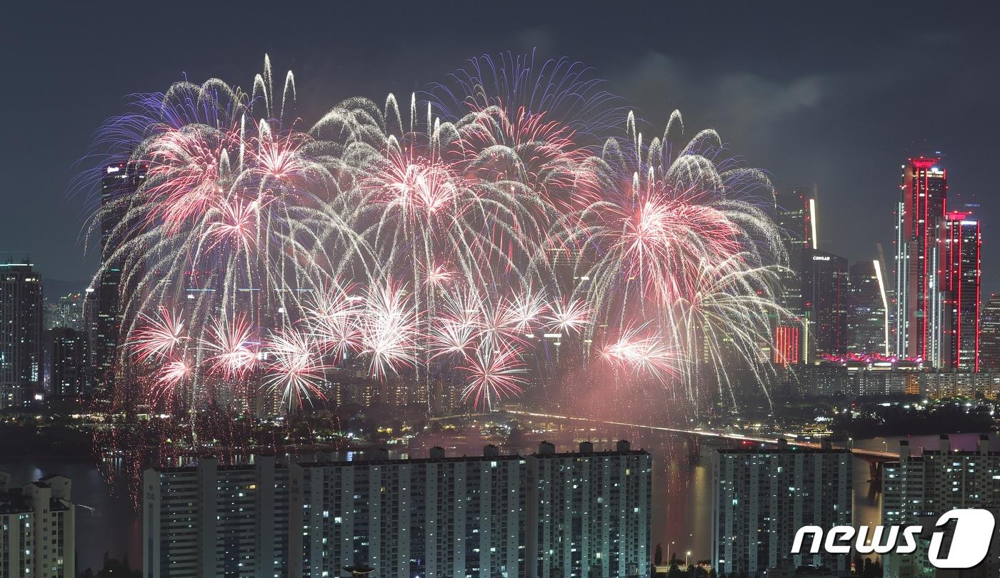 7일 밤 서울 여의도 한강공원 일대에서 열린 &#39;2023 서울세계불꽃축제&#39;에서 화려한 불꽃들이 밤 하늘을 수놓고 있다. 2023.10.7/뉴스1 ⓒ News1 박지혜 기자