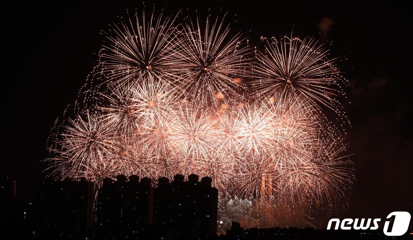 7일 오후 서울 여의도 한강공원 일대에서 열린 &#39;2023 서울세계불꽃축제&#39;에서 한국팀&#40;한화&#41;의 불꽃들이 밤하늘을 수놓고 있다. 올해 축제는 &#39;다채로운 색깔로 내일의 세상을 환하게 비추는 밝은 미래&#39;&#40;Lights of Tomorrow&#41;라는 주제로 열린다. 2023.10.7/뉴스1 ⓒ News1 김성진 기자