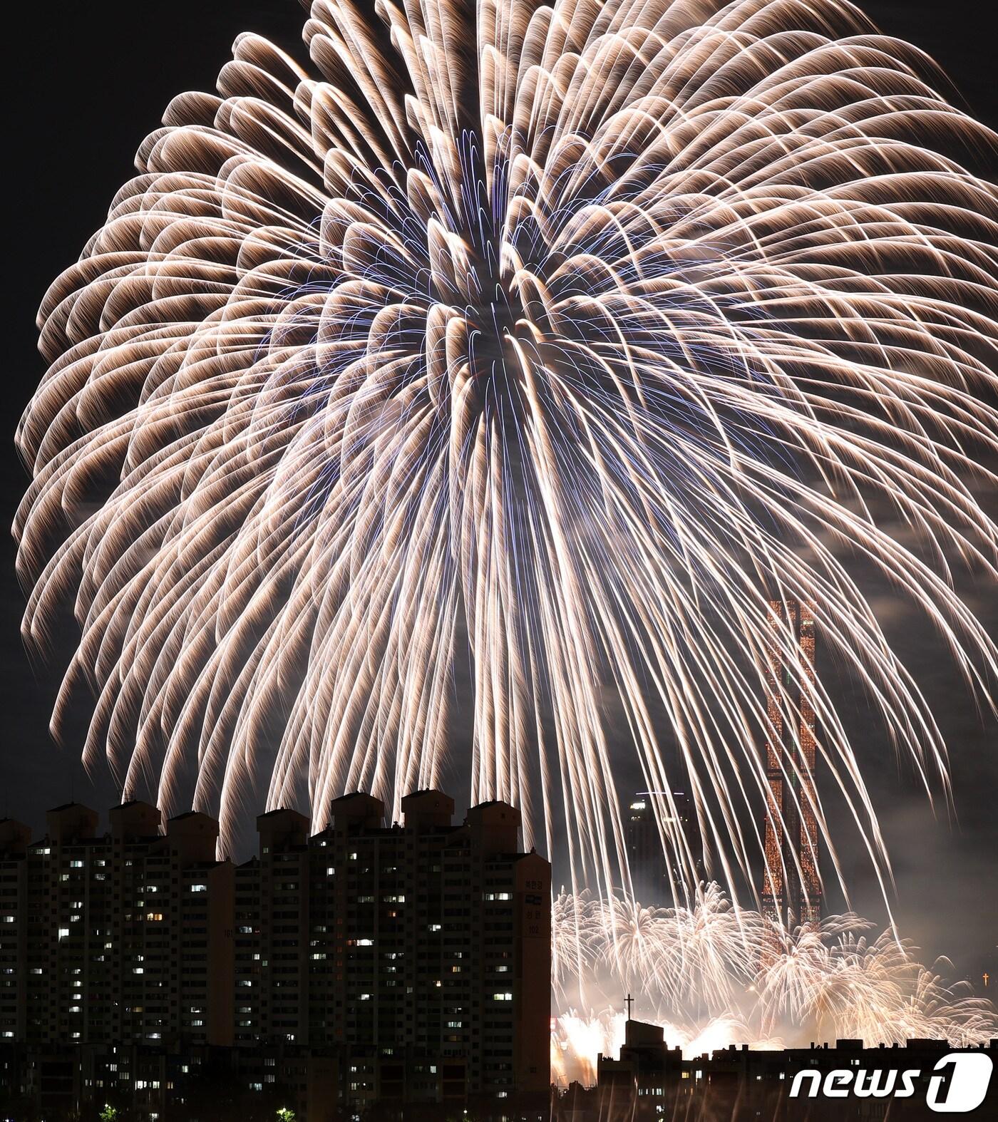 7일 오후 서울 여의도 한강공원 일대에서 열린 &#39;2023 서울세계불꽃축제&#39;에서 한국팀&#40;한화&#41;의 불꽃들이 밤하늘을 수놓고 있다.  2023.10.7/뉴스1 ⓒ News1 김성진 기자