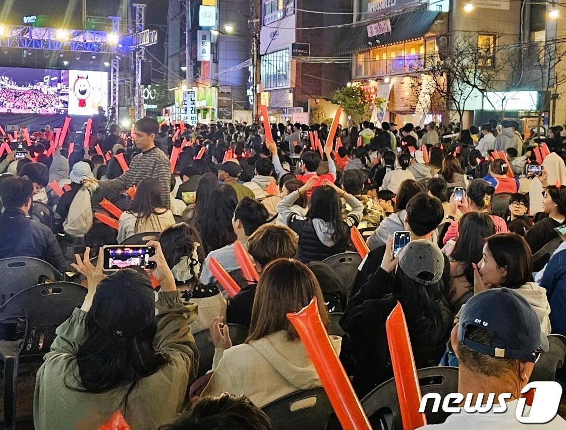 7일 오후 항저우 아시안게임 남자 축구 결승전 홍대 거리응원전 ⓒ 뉴스1 정지윤 기자